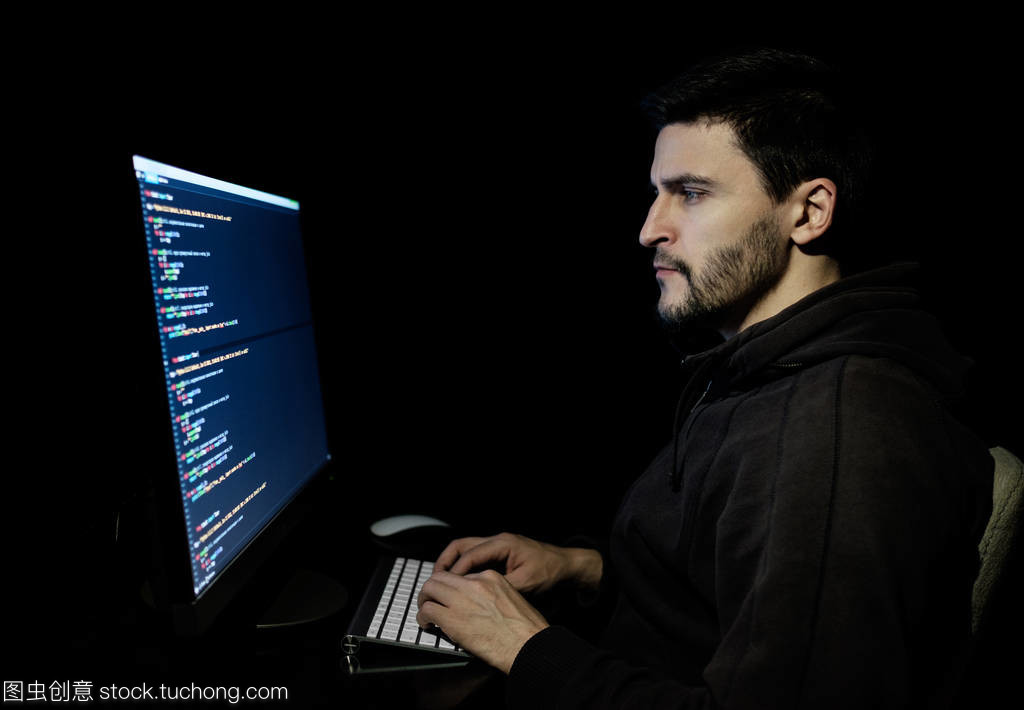 軟件開發(fā)人員在黑暗家庭辦公室中的計算機軟件研發(fā)